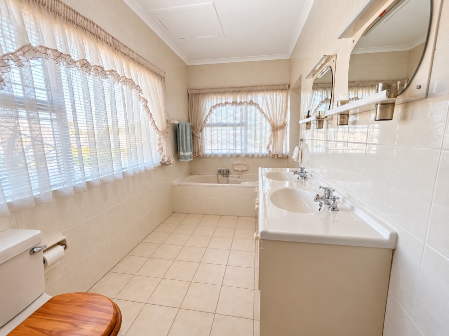 4 Bedroom Property for Sale in Oostersee Western Cape
